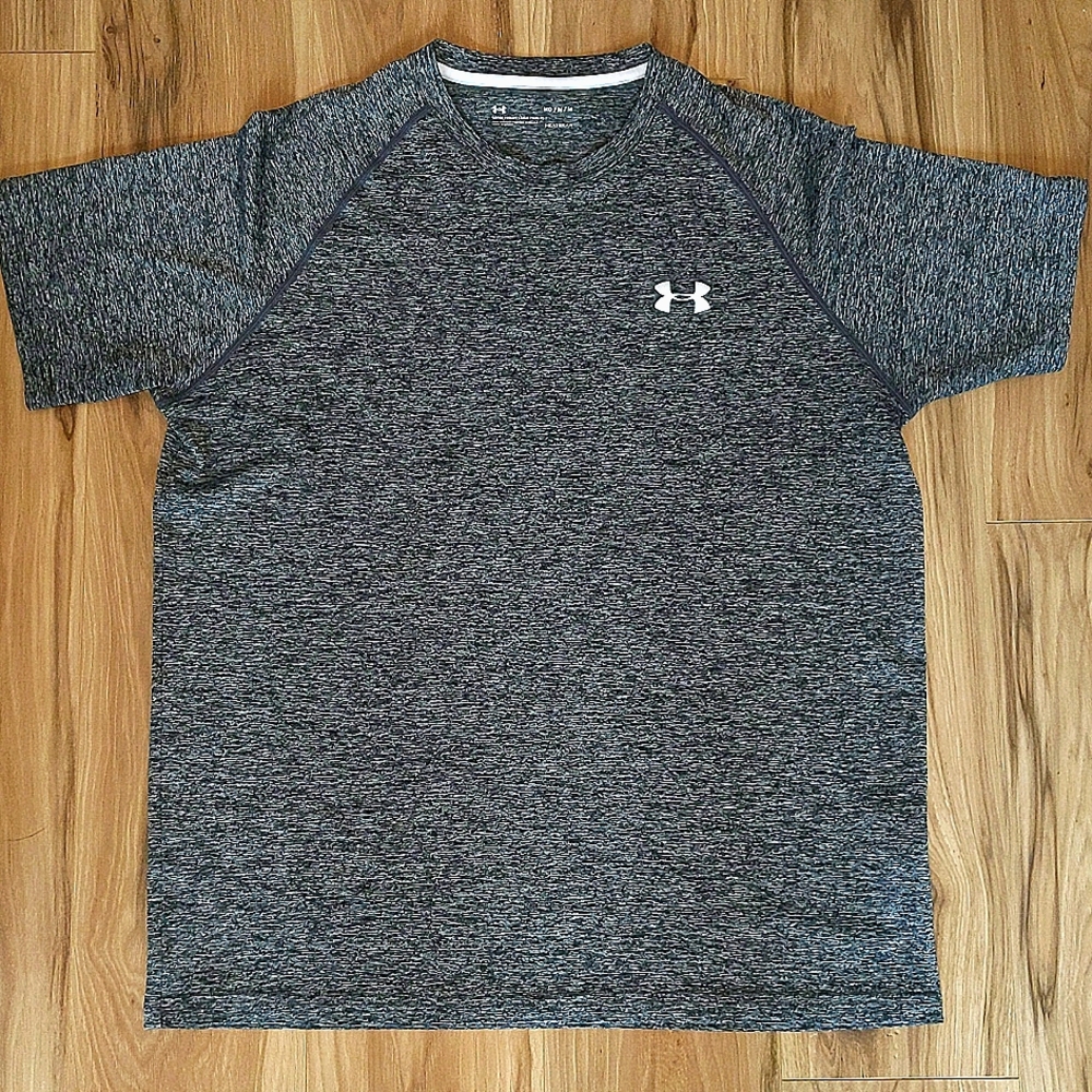 Men's under armour athletic shirt in gray tones, short sleeves in size M.